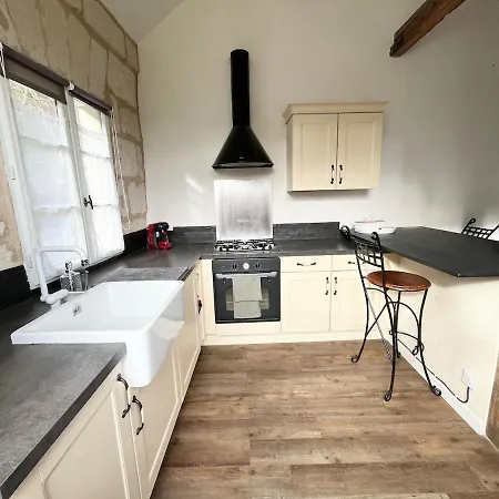 Charmante Maisonnette En Tuffeau A Deux Pas De La Loire, Centre Avec Parking Gratuit *