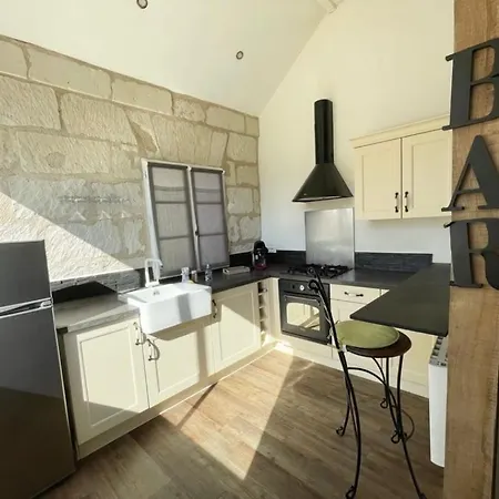 Charmante Maisonnette En Tuffeau A Deux Pas De La Loire, Centre Avec Parking Gratuit * Saumur