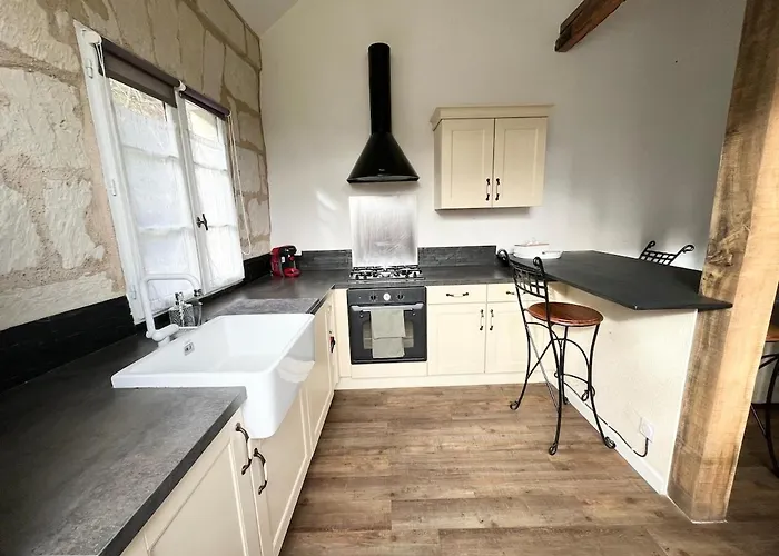 Charmante Maisonnette En Tuffeau A Deux Pas De La Loire, Centre Avec Parking Gratuit *