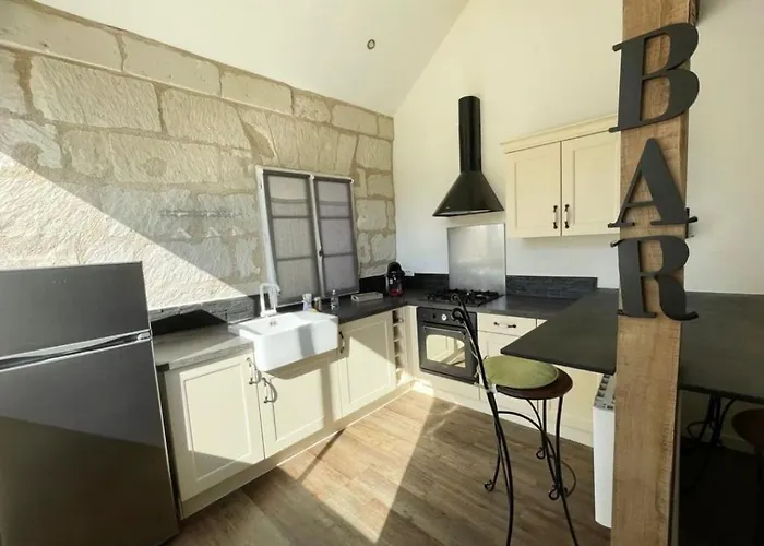 Charmante Maisonnette En Tuffeau A Deux Pas De La Loire, Centre Avec Parking Gratuit * Saumur